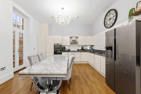 21, Ashford Court Glanville Way, Epsom, KT19 8LR