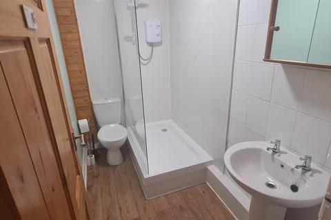 1 bedroom in a house share to rent, Manchester Road, Ashton-Under-Lyne OL5