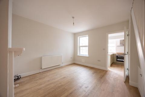 2 bedroom end of terrace house to rent, Kings Road, Newbury, RG14