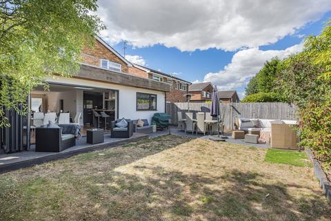 16 Clayton Drive, Guildford, GU2 9TZ