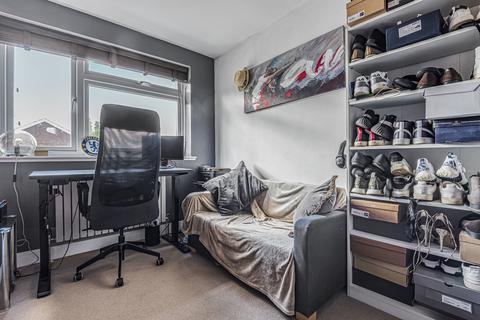 16 Clayton Drive, Guildford, GU2 9TZ
