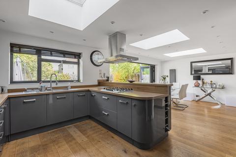 16 Clayton Drive, Guildford, GU2 9TZ
