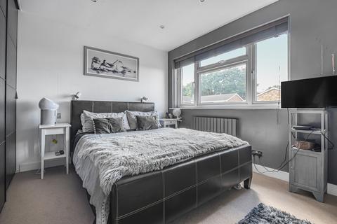 16 Clayton Drive, Guildford, GU2 9TZ