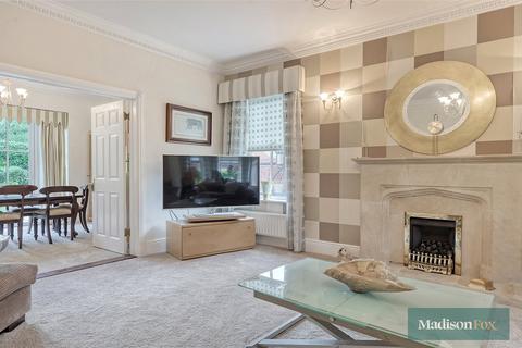 7 bedroom detached house to rent, Clarence Gate, Woodford Green IG8