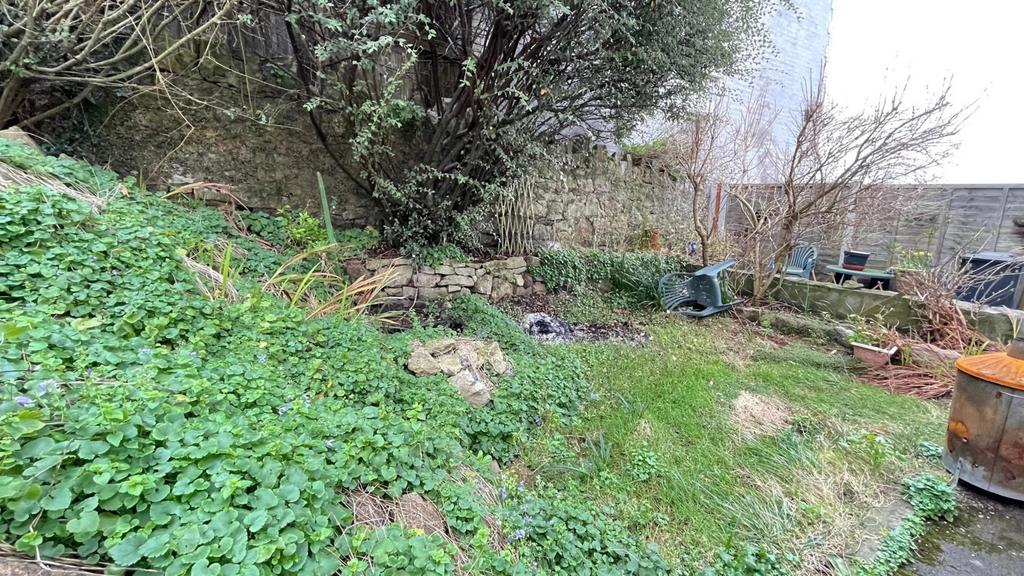 Small side garden area