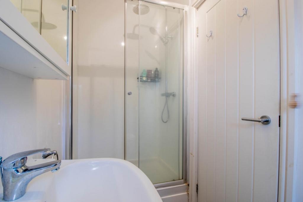 Ensuite to Bed 1a