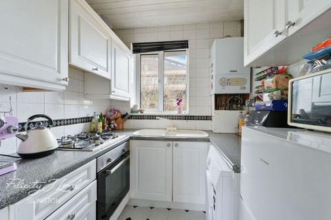 3 bedroom flat for sale, Finn House, Bevenden Street, Islington, N1