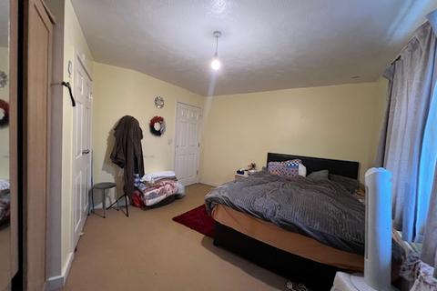 2 bedroom flat for sale, Saunders Close, Ilford, Essex, IG1