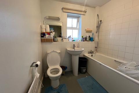 2 bedroom flat for sale, Saunders Close, Ilford, Essex, IG1