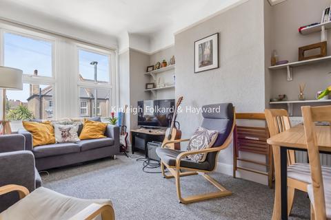 2 bedroom apartment to rent, Khartoum Road London SW17