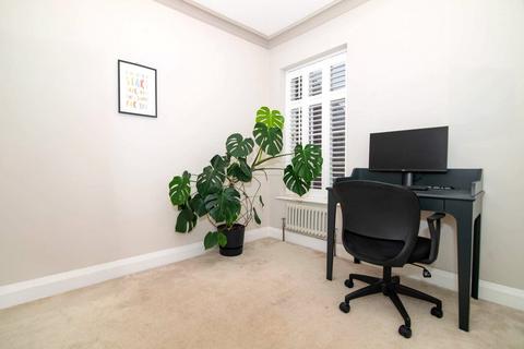 54 East Road, Kingston Upon Thames, KT2 6EL