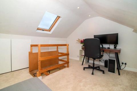 54 East Road, Kingston Upon Thames, KT2 6EL