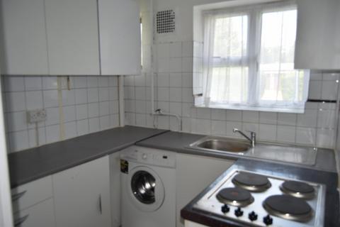 2 bedroom flat to rent, Parklands Court Great West Road, Hounslow