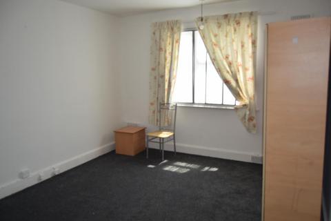 2 bedroom flat to rent, Parklands Court Great West Road, Hounslow