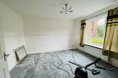 3 bedroom terraced house to rent, Fernleigh Drive, Manchester M16