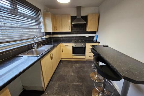 2 bedroom semi-detached house to rent, Norville Avenue, Manchester