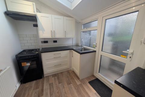 3 bedroom terraced house to rent, Glanlay Street, CF45