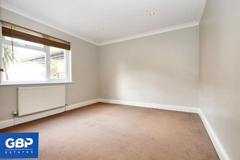 2 bedroom maisonette to rent, Heath Park Court, Romford, RM2