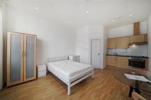 Studio to rent, Castletown Road, W14