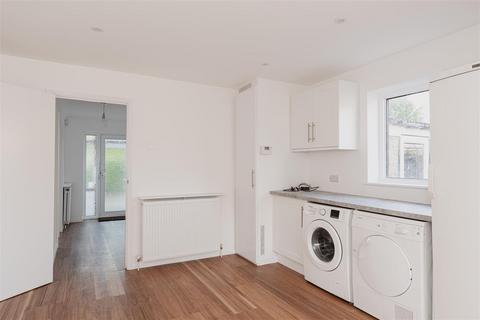 5 Parry Close, Epsom, KT17 2PB