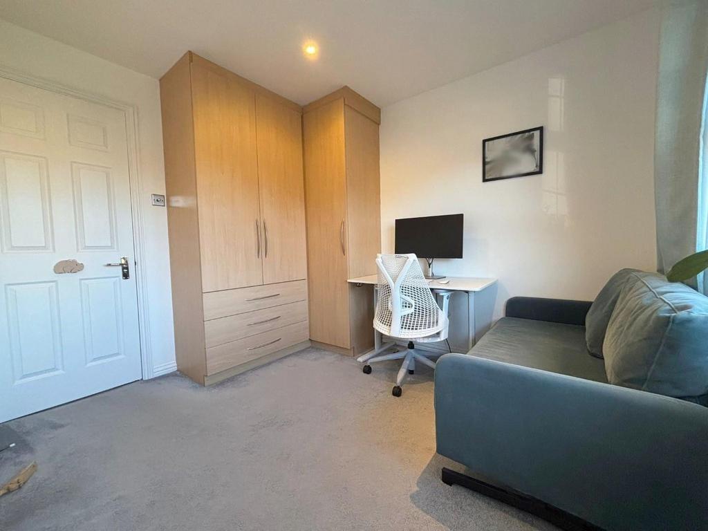 Bedroom 2.2jpg.jpg