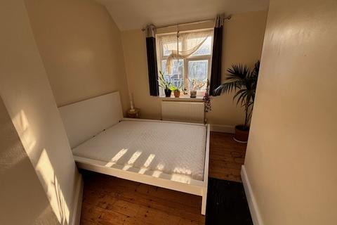 3 bedroom terraced house to rent, Holmesley Road, Forest Hill SE23