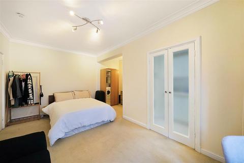 Studio to rent, Marsham Street, SW1P