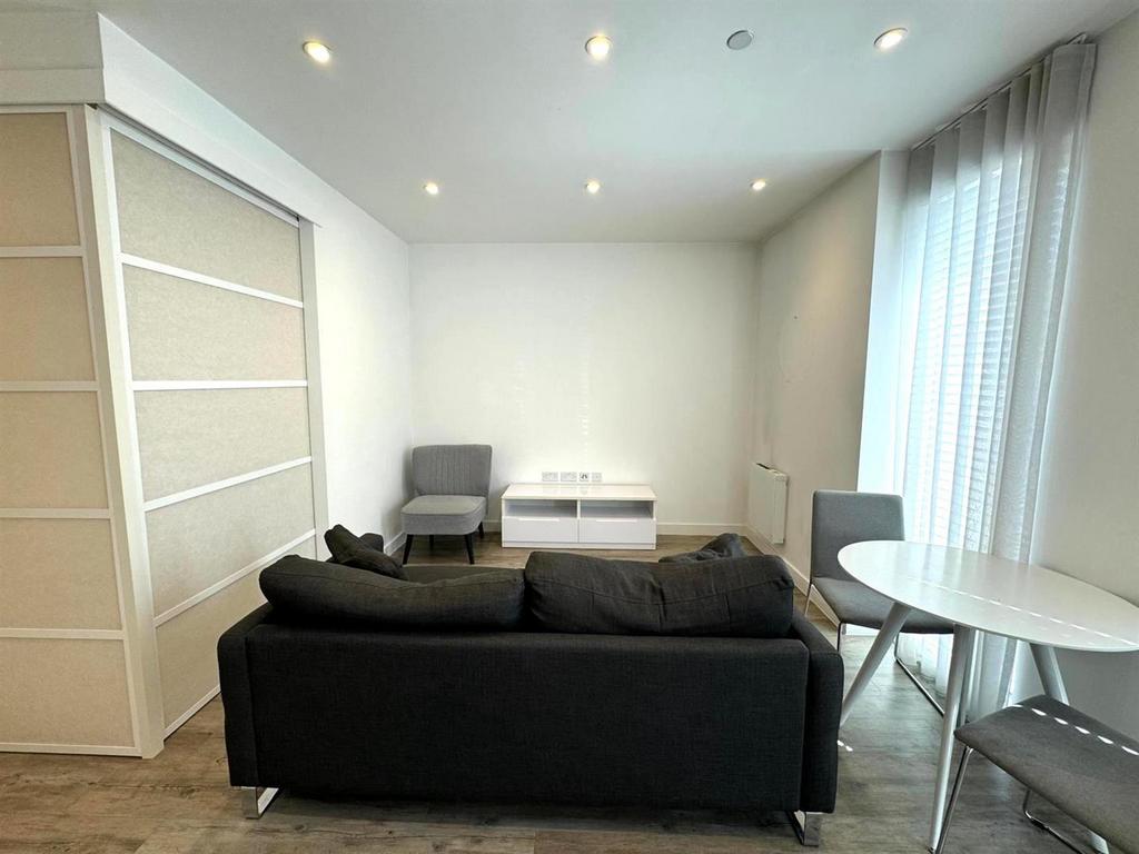 Living Rm pic 5.jpg