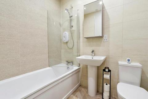 2 bedroom flat to rent, London, SE17