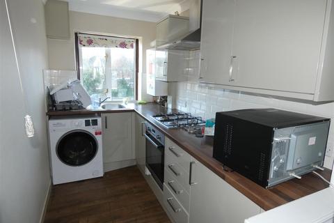 2 bedroom maisonette to rent, Stoke Poges Lane, Slough