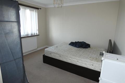 2 bedroom maisonette to rent, Stoke Poges Lane, Slough