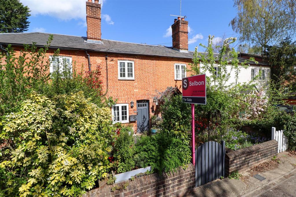 Elvetham Road, Fleet GU51 2 bed house - £400,000