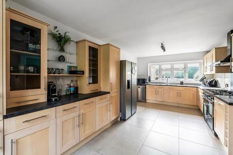 10 Tanners Dean, Leatherhead, KT22 8RU