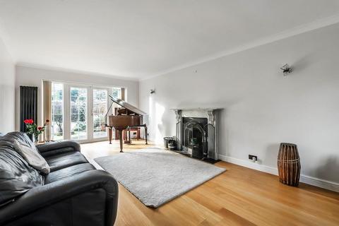 10 Tanners Dean, Leatherhead, KT22 8RU