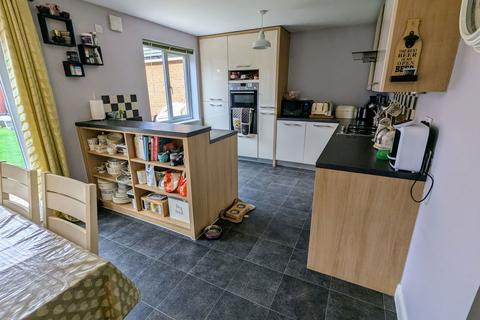 4 Clos Maes Rhedyn, Gorslas, Llanelli, SA14 6SG