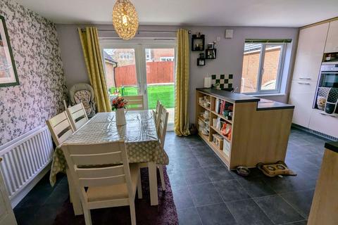 4 Clos Maes Rhedyn, Gorslas, Llanelli, SA14 6SG