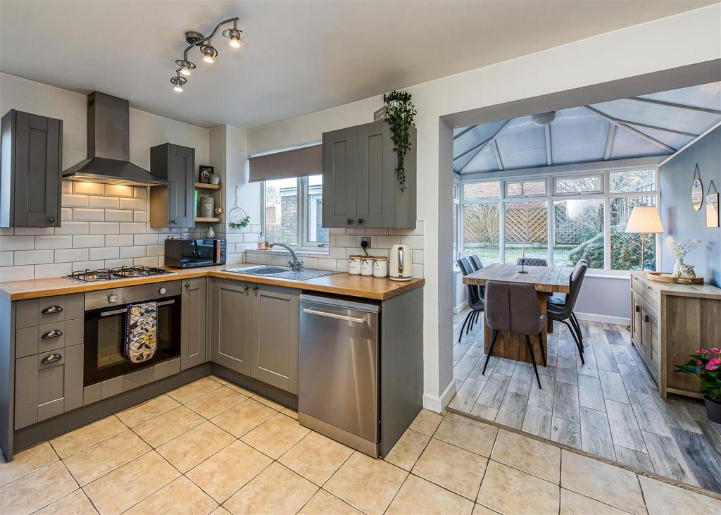 21 Millers Vale-Kitchen (2).jpg