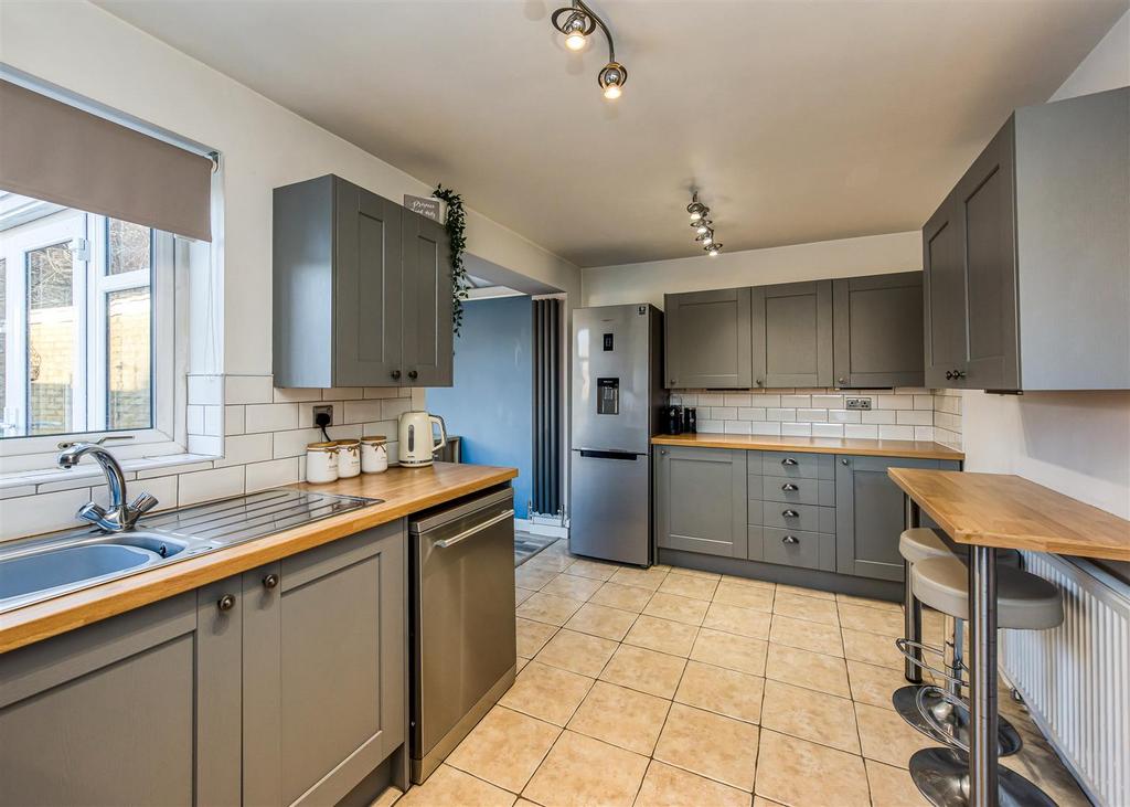 21 Millers Vale-Kitchen (3).jpg