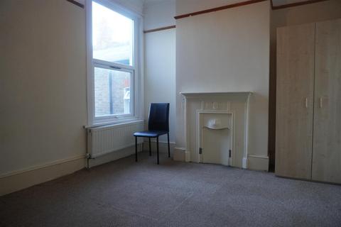 2 bedroom apartment to rent, Kings Road, London E11