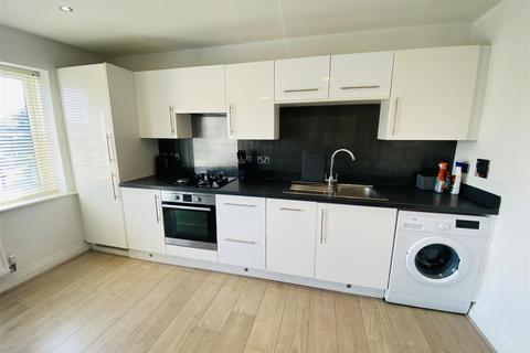 2 bedroom flat to rent, Park Avenue, Bushey WD23