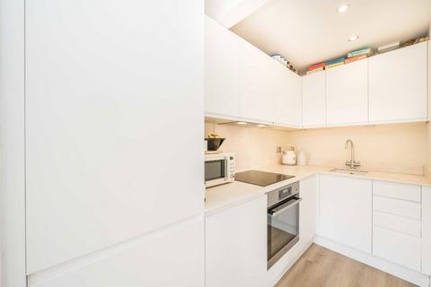 1 bedroom flat to rent, St. James Terrace, London SW12