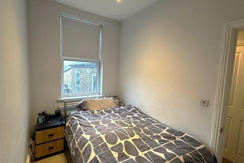 2 bedroom flat to rent, Battersea Park Road, London SW11