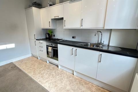 2 bedroom flat to rent, Battersea Park Road, London SW11