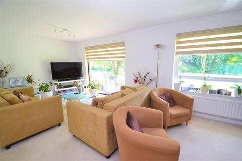 2 bedroom flat to rent, Lakeside Court, Elstree