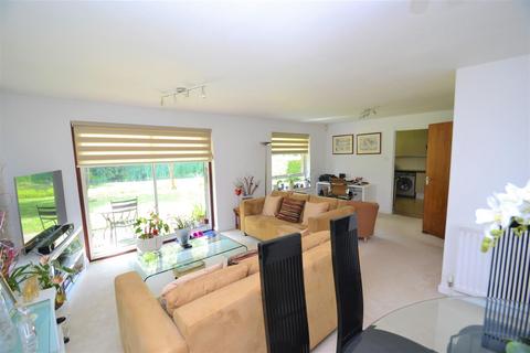 2 bedroom flat to rent, Lakeside Court, Elstree