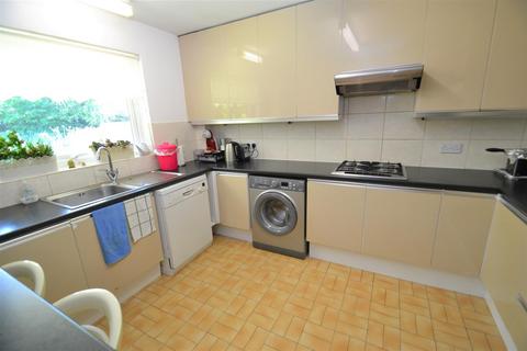 2 bedroom flat to rent, Lakeside Court, Elstree