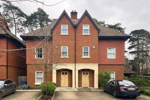 4 bedroom semi-detached house to rent, Queensbury Gardens, Ascot