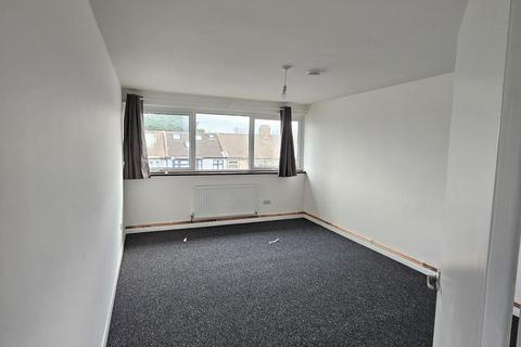 2 bedroom flat to rent, Staines Road, Ilford, IG1