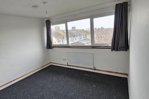 2 bedroom flat to rent, Staines Road, Ilford, IG1