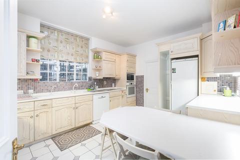 4 bedroom flat to rent, Warwick Gardens, London W14
